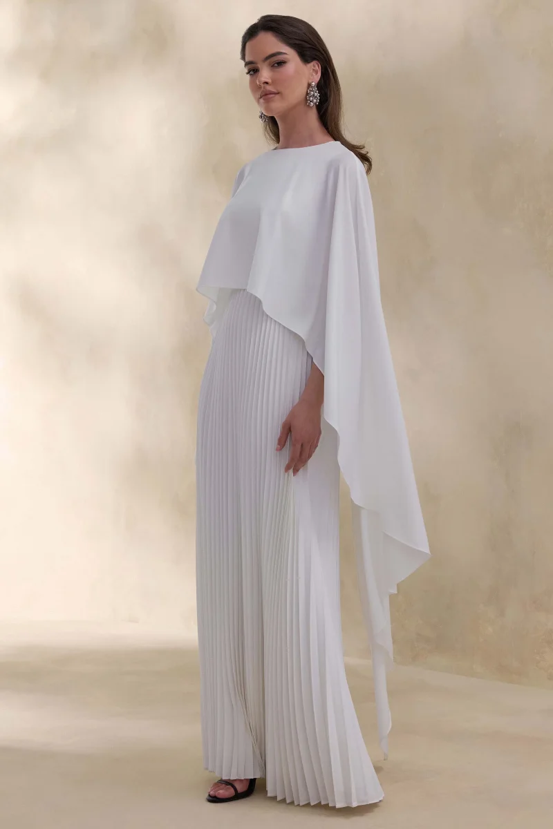 Loradia | Vestido Largo Color Crema De Satén Con Mangas Capa Y Falda Plisada - Imagen 6