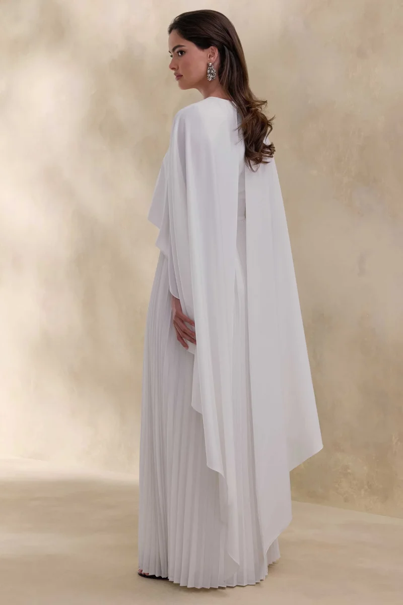 Loradia | Vestido Largo Color Crema De Satén Con Mangas Capa Y Falda Plisada - Imagen 3