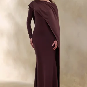 Salenne | Vestido largo de cuello redondo en color marrón con capa asimétrica de satén