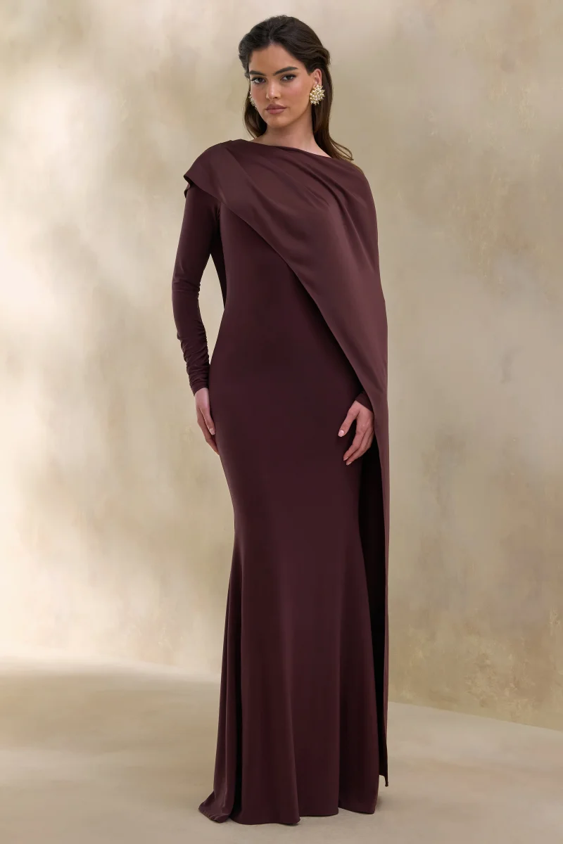 Salenne | Vestido largo de cuello redondo en color marrón con capa asimétrica de satén