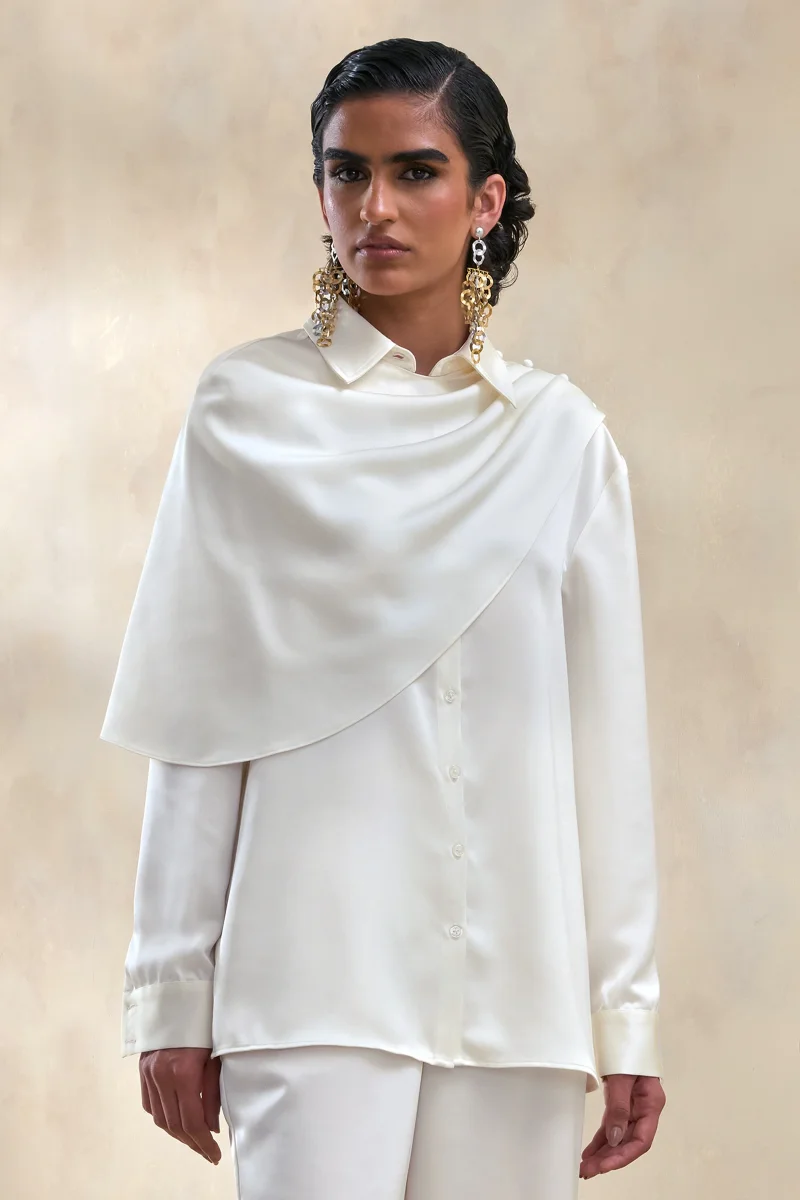 Serenza | Camisa De Satén Color Crema Con Cuello Y Detalle De Capa - Imagen 6
