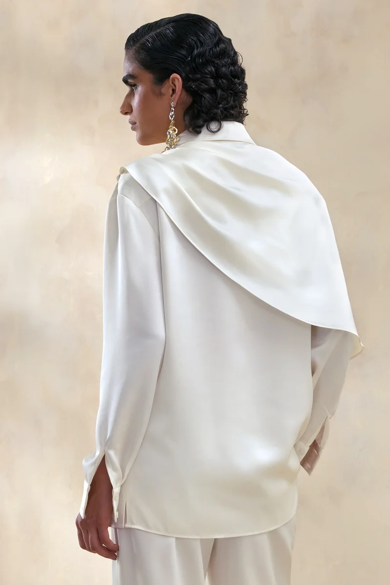Serenza | Camisa De Satén Color Crema Con Cuello Y Detalle De Capa - Imagen 4