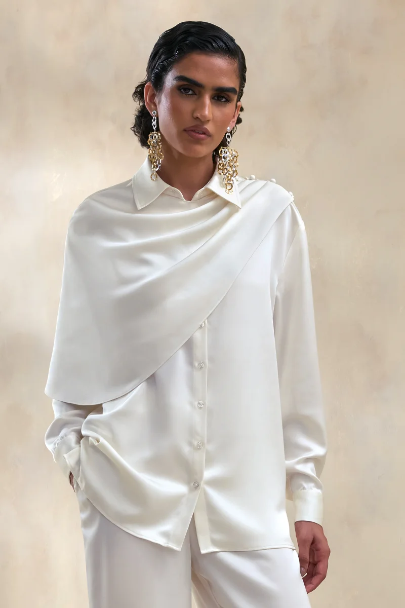 Serenza | Camisa De Satén Color Crema Con Cuello Y Detalle De Capa - Imagen 5