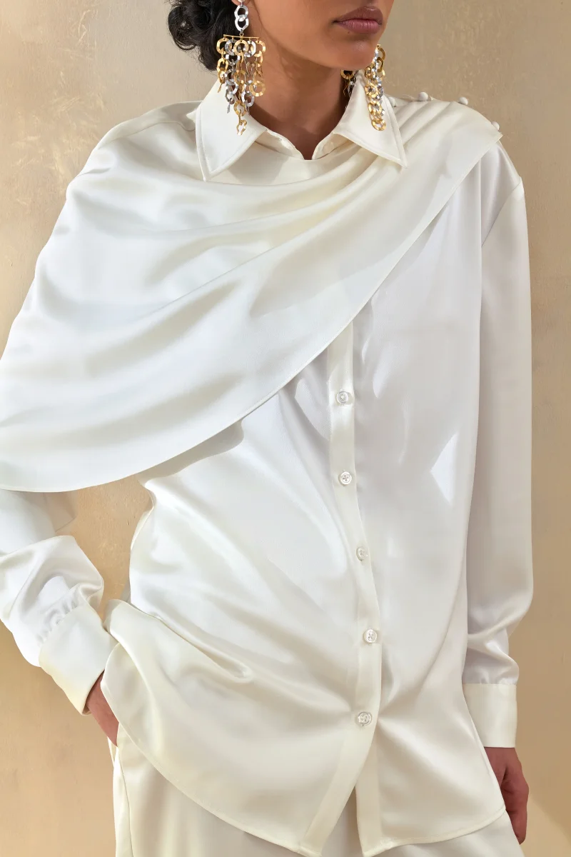 Serenza | Camisa De Satén Color Crema Con Cuello Y Detalle De Capa - Imagen 7