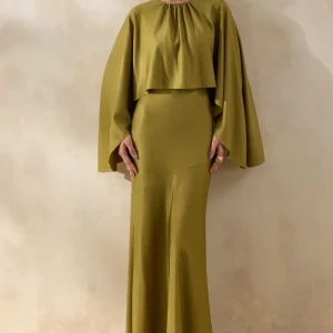 Vanthea | Vestido Largo Oliva Con Escote Redondo Y Mangas Capa