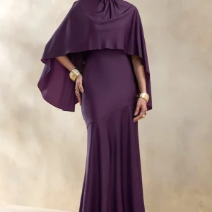 Vanthea | Vestido Largo Ciruela Oscuro De Satén Con Mangas Capa