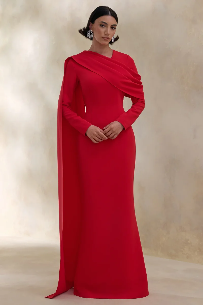 Heliora | Vestido Largo Rojo Con Escote En V, Banda Y Detalles Drapeados - Imagen 6