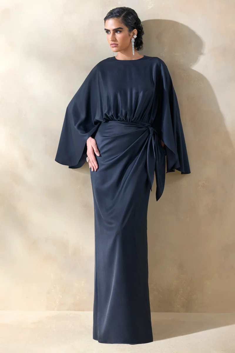 Delphina | Vestido Largo De Satén Azul Marino Con Detalles Fruncidos Y Nudo - Imagen 6