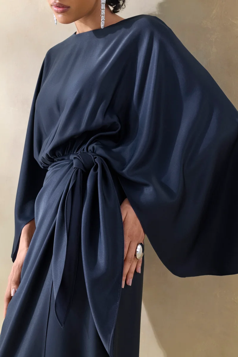 Delphina | Vestido Largo De Satén Azul Marino Con Detalles Fruncidos Y Nudo - Imagen 4