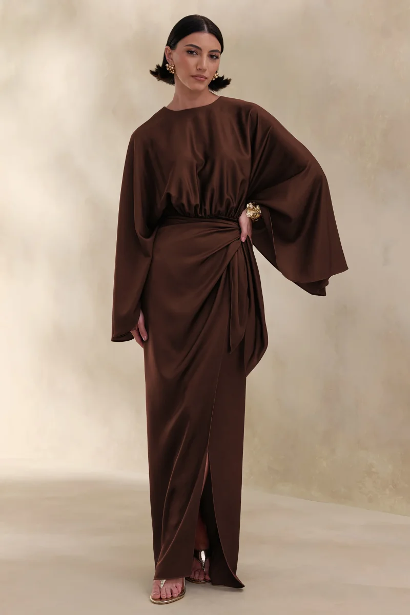 Delphina | Vestido Largo Marrón De Satén Con Detalles Fruncidos Y Nudo - Imagen 5