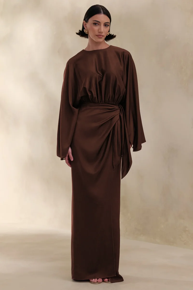 Delphina | Vestido Largo Marrón De Satén Con Detalles Fruncidos Y Nudo - Imagen 6