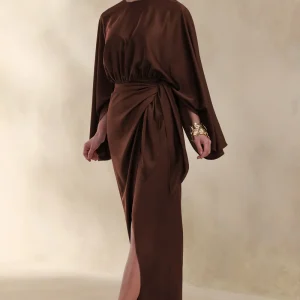 Delphina | Vestido Largo Marrón De Satén Con Detalles Fruncidos Y Nudo