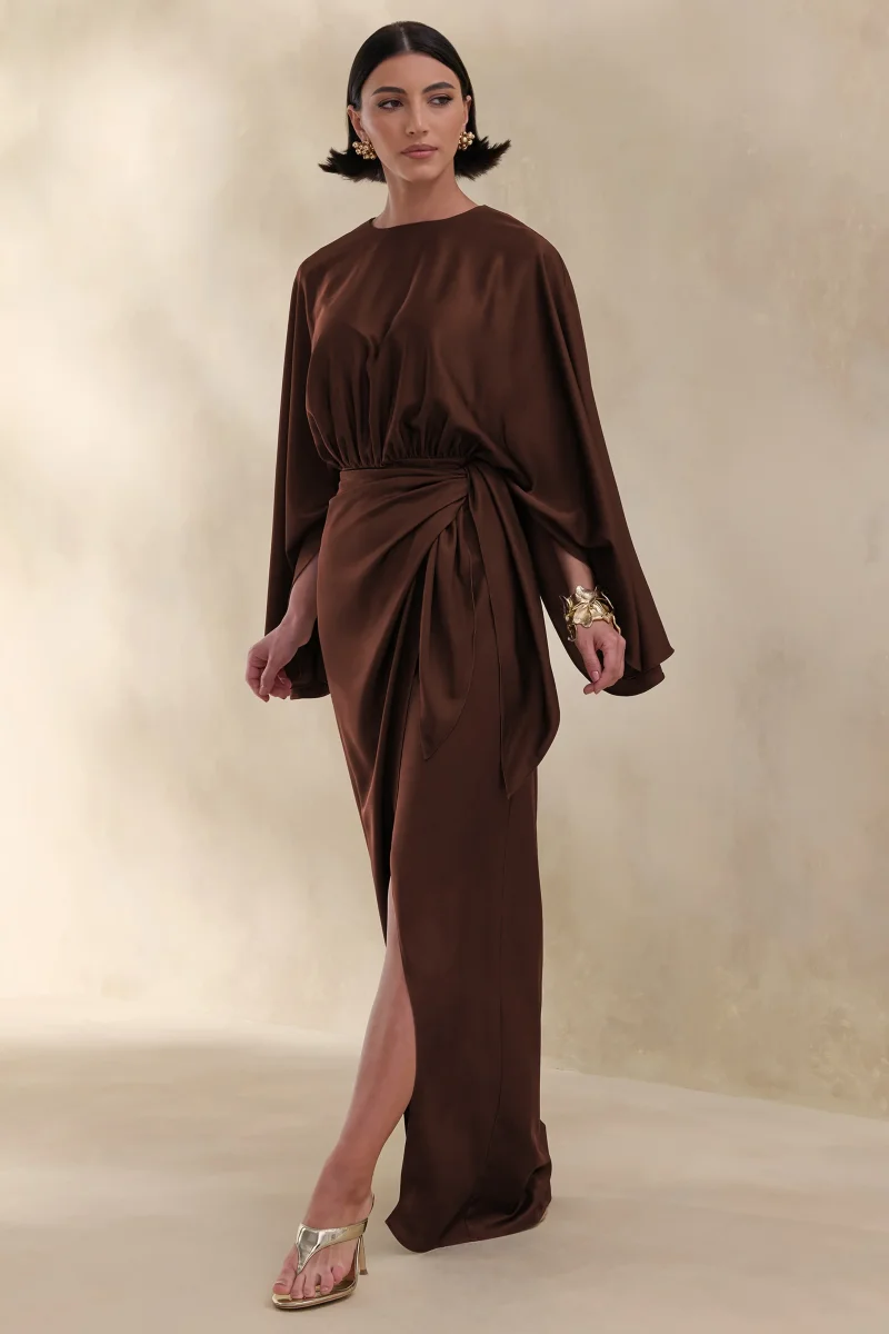 Delphina | Vestido Largo Marrón De Satén Con Detalles Fruncidos Y Nudo - Imagen 2
