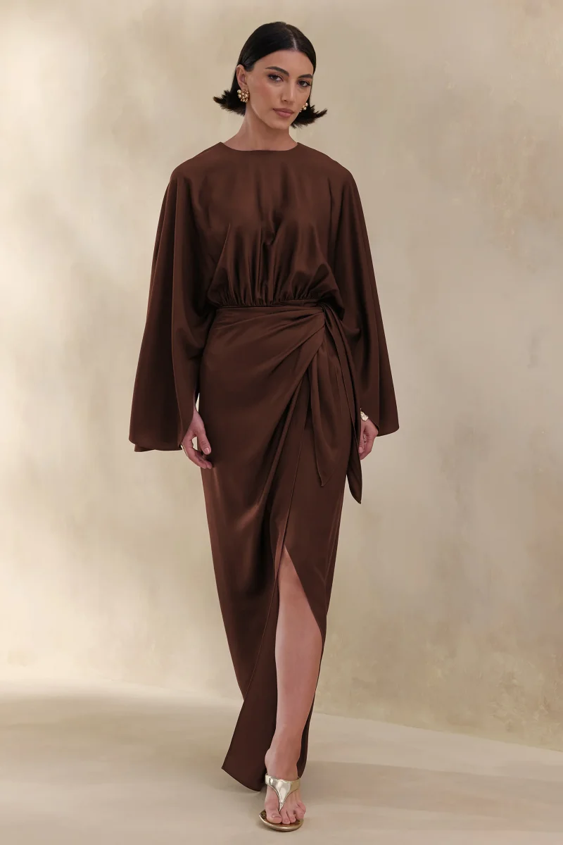 Delphina | Vestido Largo Marrón De Satén Con Detalles Fruncidos Y Nudo - Imagen 7
