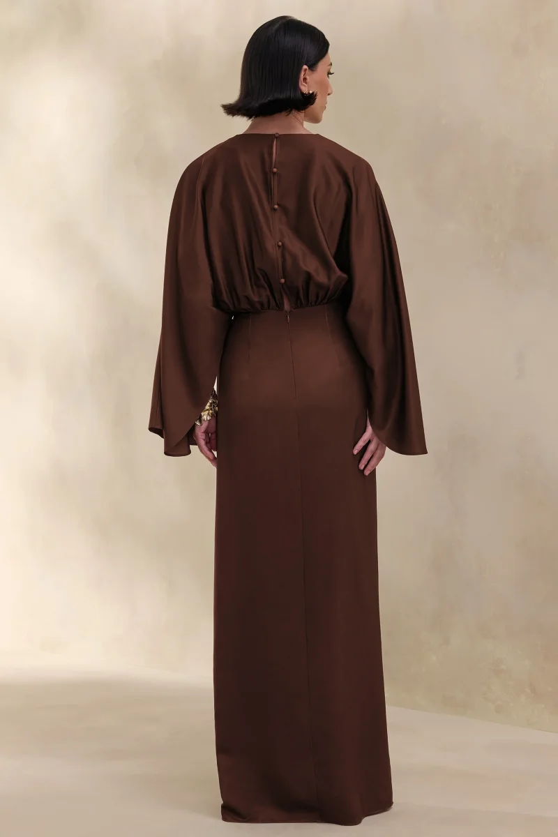 Delphina | Vestido Largo Marrón De Satén Con Detalles Fruncidos Y Nudo - Imagen 3