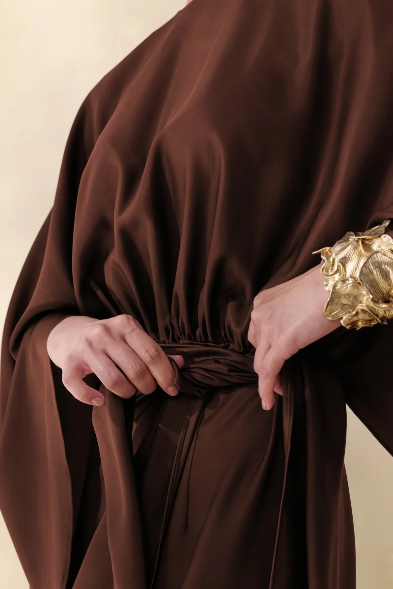 Delphina | Vestido Largo Marrón De Satén Con Detalles Fruncidos Y Nudo - Imagen 8