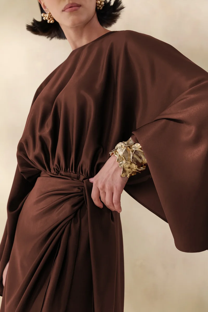 Delphina | Vestido Largo Marrón De Satén Con Detalles Fruncidos Y Nudo - Imagen 4