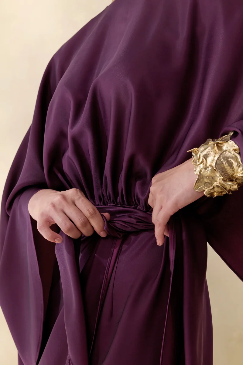 Delphina | Vestido Largo De Satén Ciruela Con Detalles Fruncidos Y Nudo - Imagen 8