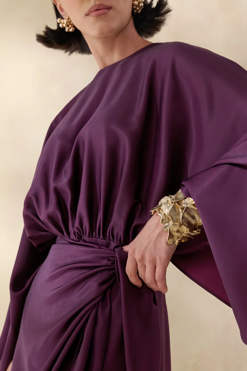 Delphina | Vestido Largo De Satén Ciruela Con Detalles Fruncidos Y Nudo - Imagen 4