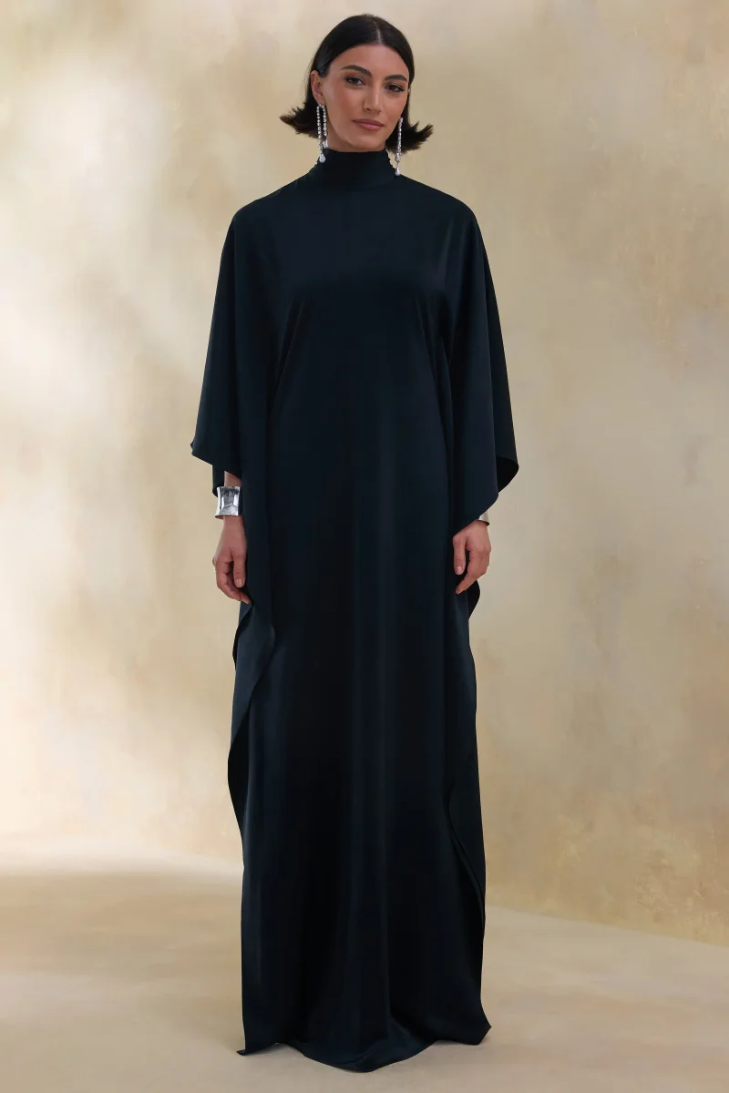 Lumisette | Vestido Largo Negro De Satén Con Cuello Alto Y Capa - Imagen 5