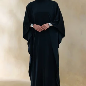 Lumisette | Vestido Largo Negro De Satén Con Cuello Alto Y Capa
