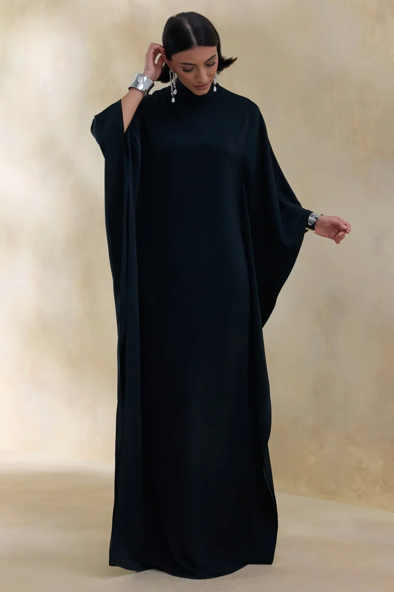 Lumisette | Vestido Largo Negro De Satén Con Cuello Alto Y Capa - Imagen 6