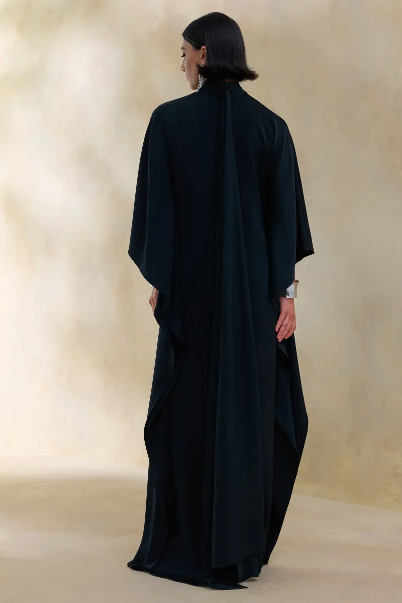Lumisette | Vestido Largo Negro De Satén Con Cuello Alto Y Capa - Imagen 3