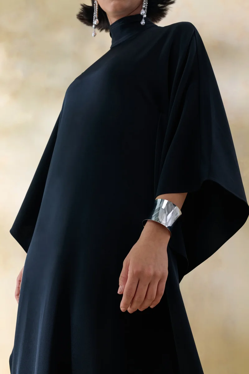 Lumisette | Vestido Largo Negro De Satén Con Cuello Alto Y Capa - Imagen 4