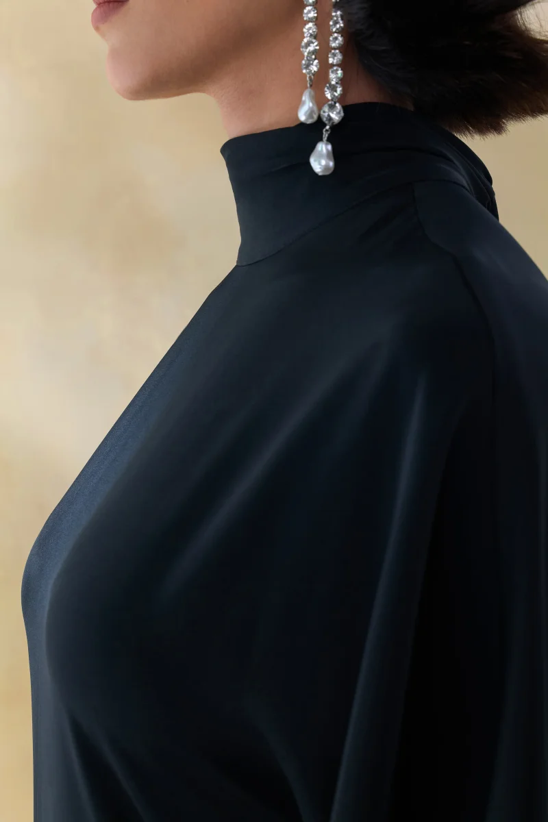 Lumisette | Vestido Largo Negro De Satén Con Cuello Alto Y Capa - Imagen 8