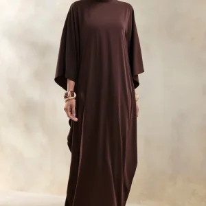 Lumisette | Vestido Largo Marrón De Satén Con Cuello Alto Y Detalle De Capa