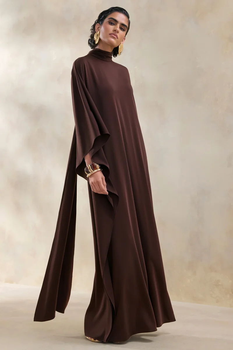 Lumisette | Vestido Largo Marrón De Satén Con Cuello Alto Y Detalle De Capa - Imagen 6