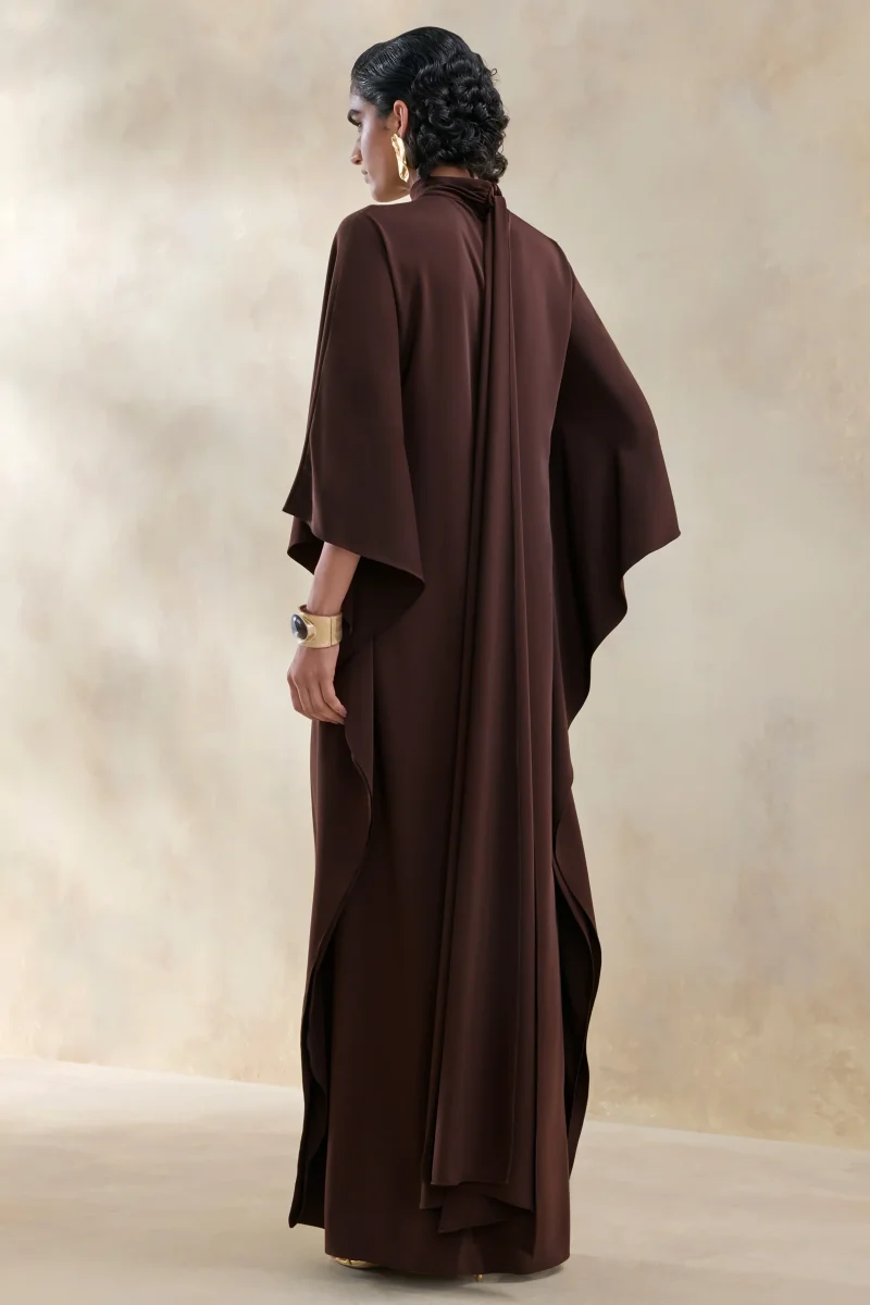 Lumisette | Vestido Largo Marrón De Satén Con Cuello Alto Y Detalle De Capa - Imagen 3