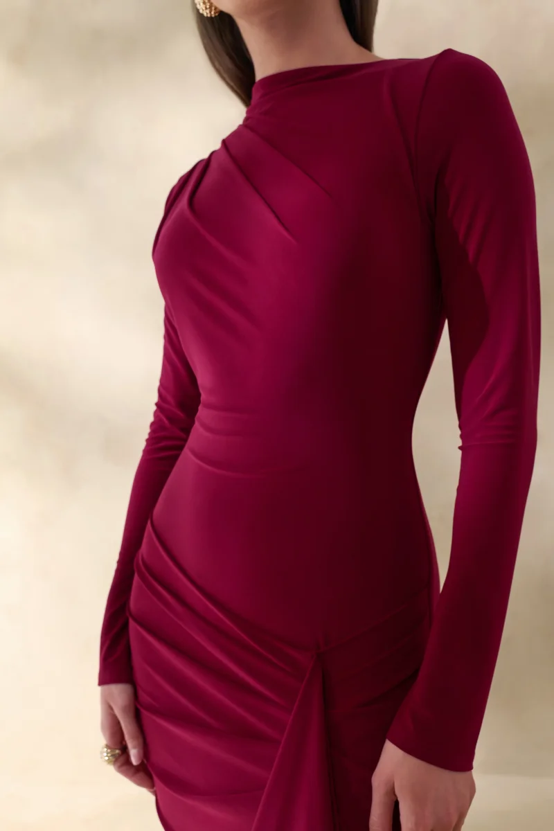 Karessa | Vestido Largo color berry de cuello alto con detalle fruncido y abertura frontal alta - Imagen 4