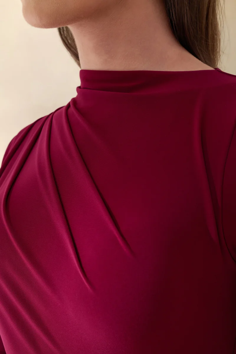 Karessa | Vestido Largo color berry de cuello alto con detalle fruncido y abertura frontal alta - Imagen 7