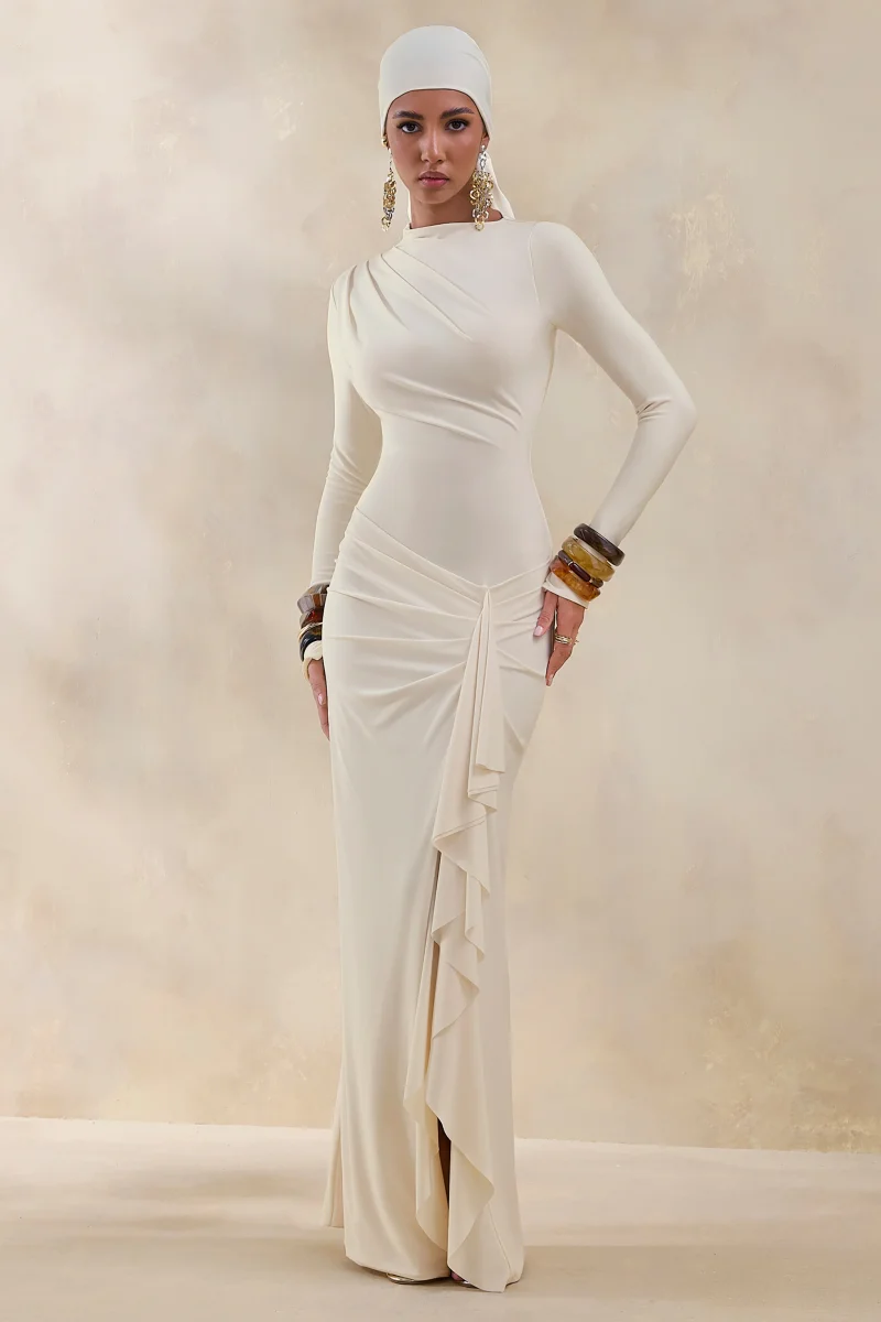 Karessa | Vestido Largo color crema de cuello alto con detalle fruncido y abertura frontal alta - Imagen 5