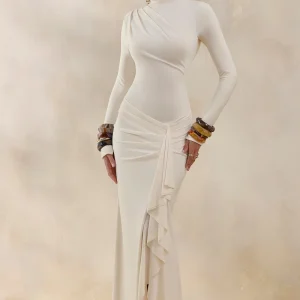 Karessa | Vestido Largo color crema de cuello alto con detalle fruncido y abertura frontal alta