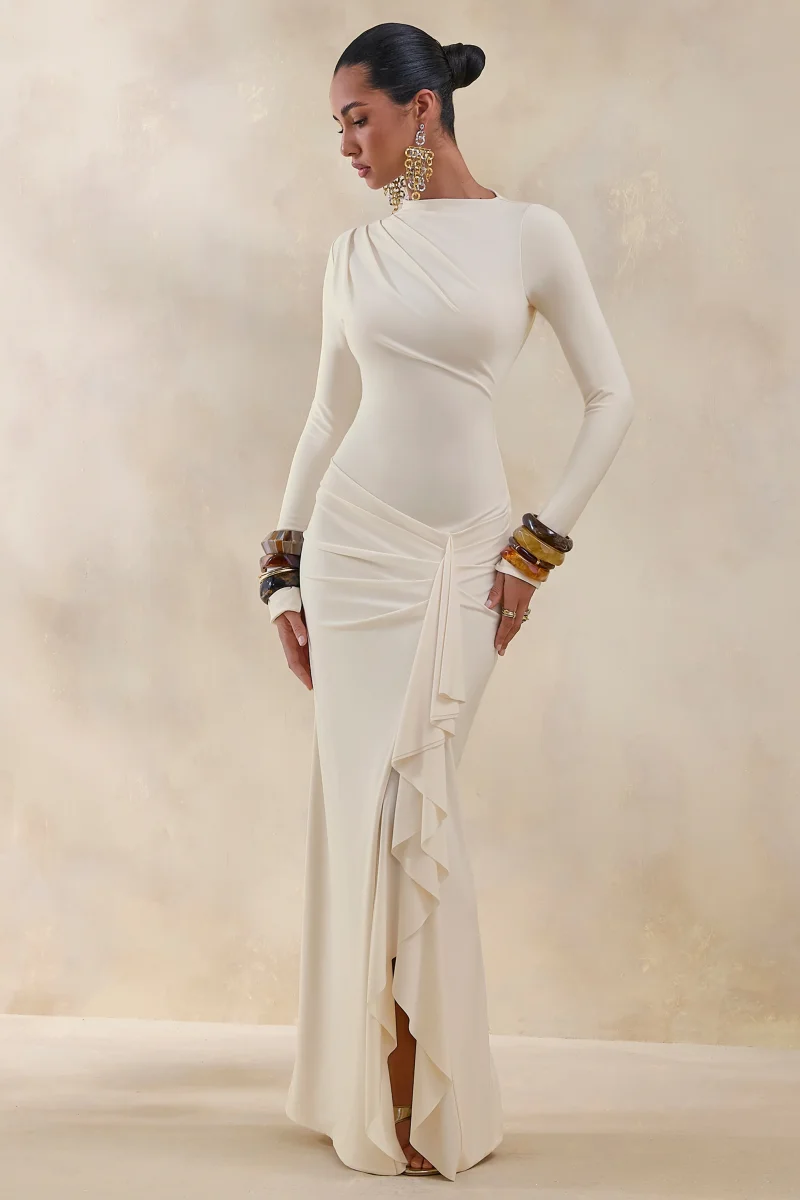 Karessa | Vestido Largo color crema de cuello alto con detalle fruncido y abertura frontal alta - Imagen 2