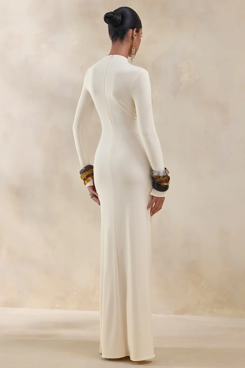 Karessa | Vestido Largo color crema de cuello alto con detalle fruncido y abertura frontal alta - Imagen 3