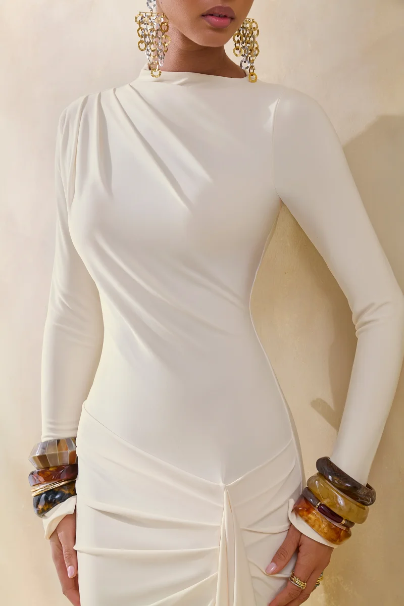Karessa | Vestido Largo color crema de cuello alto con detalle fruncido y abertura frontal alta - Imagen 4