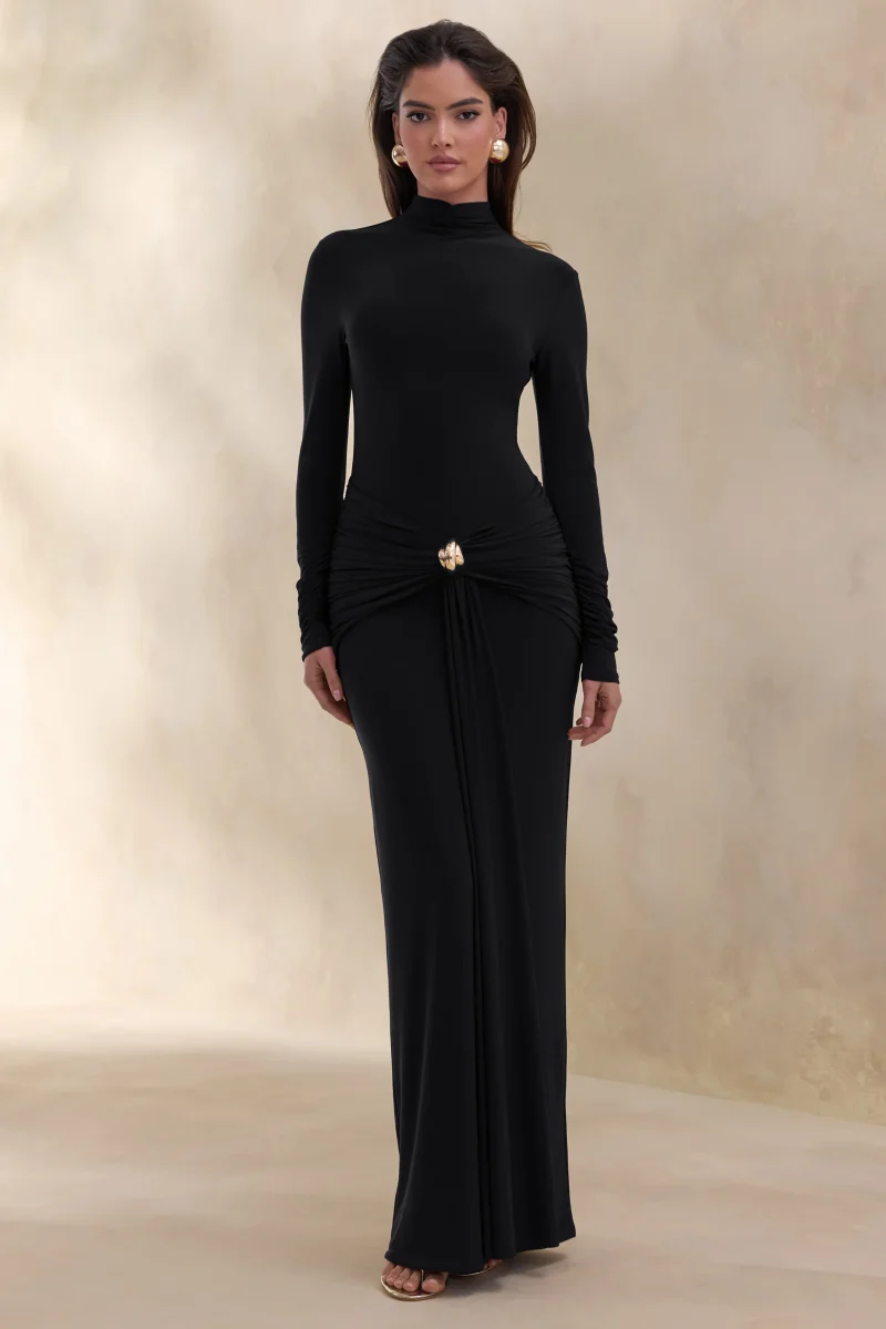 Ambrette | Vestido Largo Negro Con Escote Alto, Detalle Dorado Y Fruncidos - Imagen 2