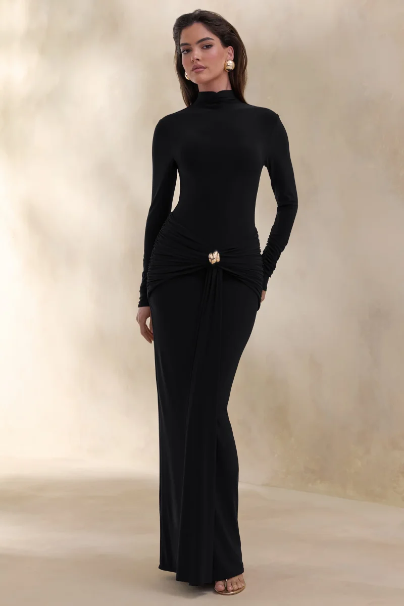 Ambrette | Vestido Largo Negro Con Escote Alto, Detalle Dorado Y Fruncidos - Imagen 6