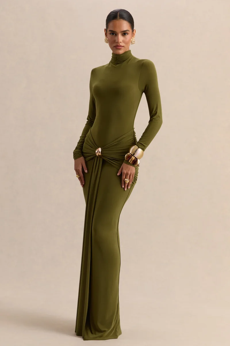 Ambrette | Vestido largo de cuello alto en color verde oliva con detalles fruncidos - Imagen 7