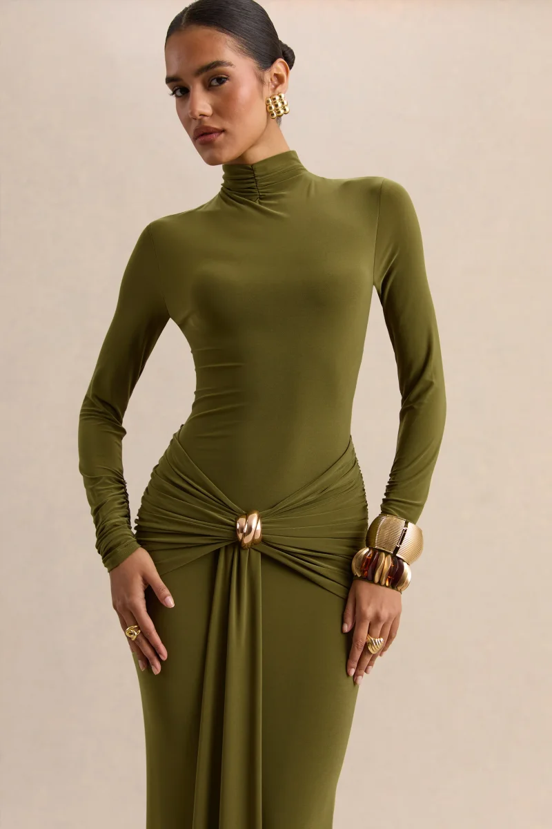 Ambrette | Vestido largo de cuello alto en color verde oliva con detalles fruncidos - Imagen 4