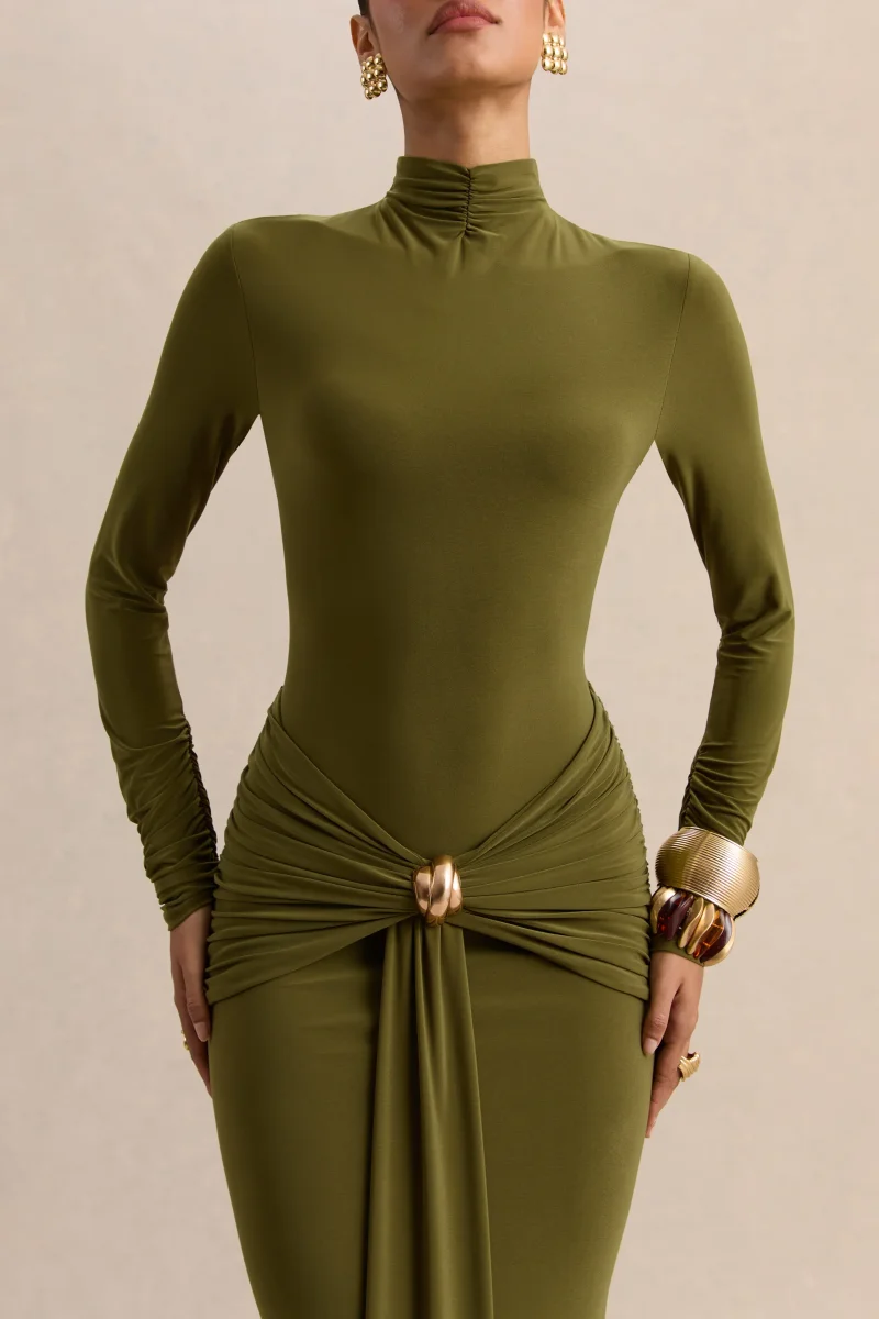 Ambrette | Vestido largo de cuello alto en color verde oliva con detalles fruncidos - Imagen 6