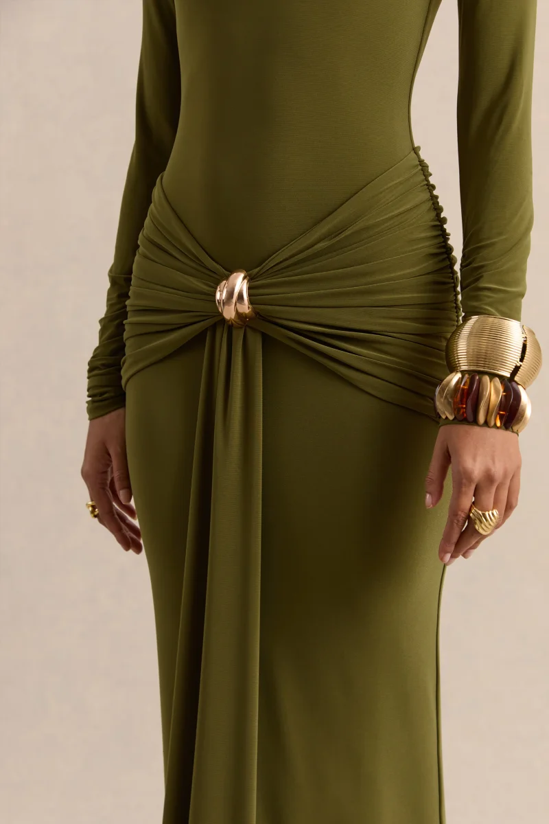 Ambrette | Vestido largo de cuello alto en color verde oliva con detalles fruncidos - Imagen 8