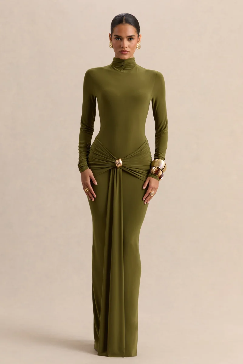Ambrette | Vestido largo de cuello alto en color verde oliva con detalles fruncidos - Imagen 5