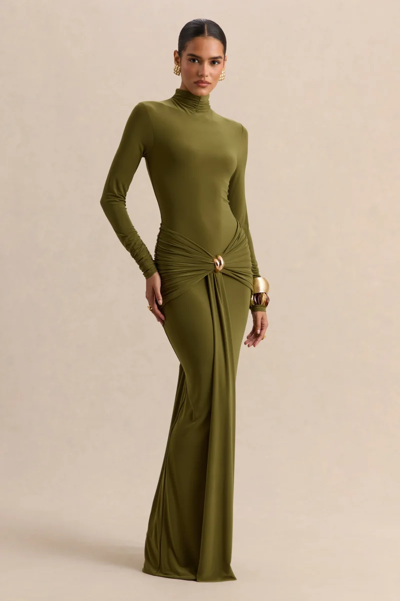 Ambrette | Vestido largo de cuello alto en color verde oliva con detalles fruncidos - Imagen 2