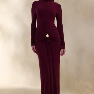 Ambrette | Vestido largo de cuello alto en color ciruela oscuro con detalles fruncidos