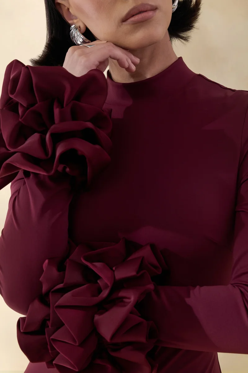 Jaselle | Vestido Largo Ciruela Oscuro Con Escote Alto Y Puños De Satén Con Volantes - Imagen 5