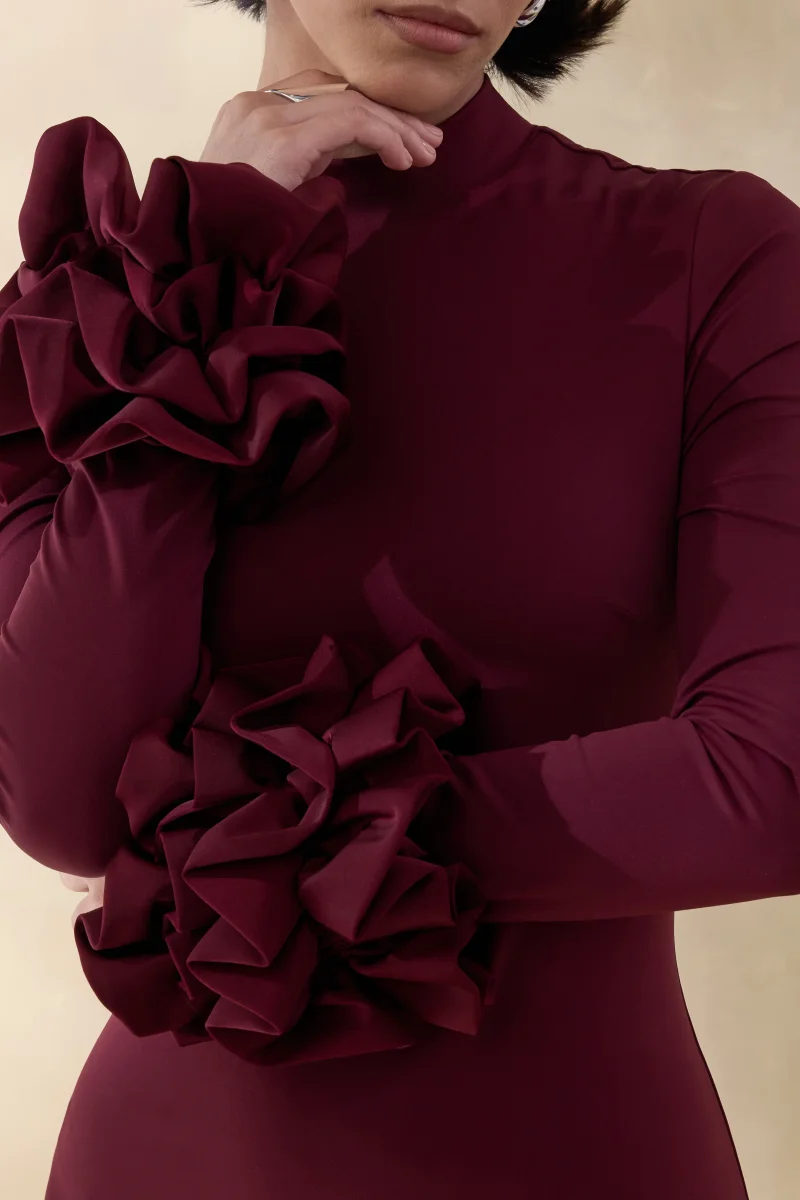 Jaselle | Vestido Largo Ciruela Oscuro Con Escote Alto Y Puños De Satén Con Volantes - Imagen 6